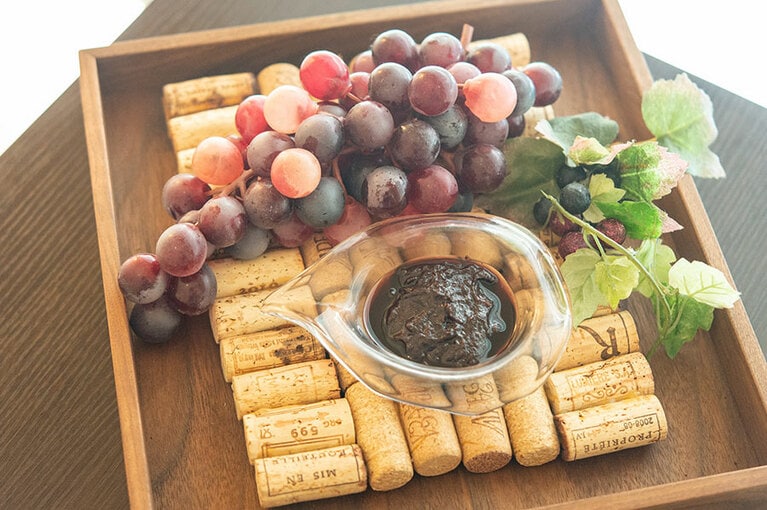 「ドメーヌ ミエ・イケノ」のメルローを原料にしたオリジナルスクラブ・パックでお肌を磨く。