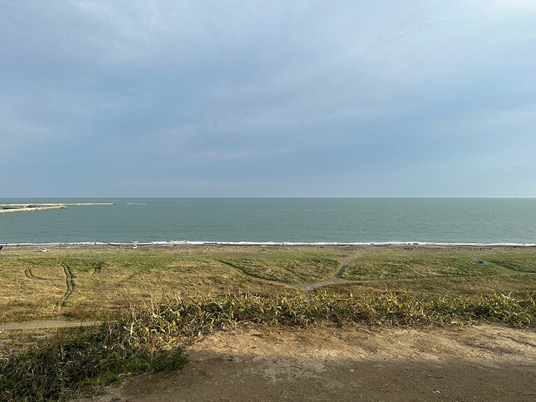 オーベルジュの裏手から十勝の海を眺める。海岸には浜釣りをする人の姿も。