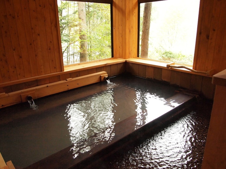 山里のいおり 草円［岐阜／福地温泉］露天風呂付貸切風呂の一例。