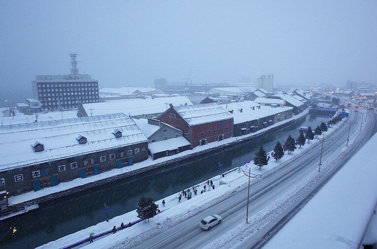 バーのテラスからの眺めは抜群だ。安全のためドアに鍵がかかっているので、バースタッフにドアを開けてもらおう。