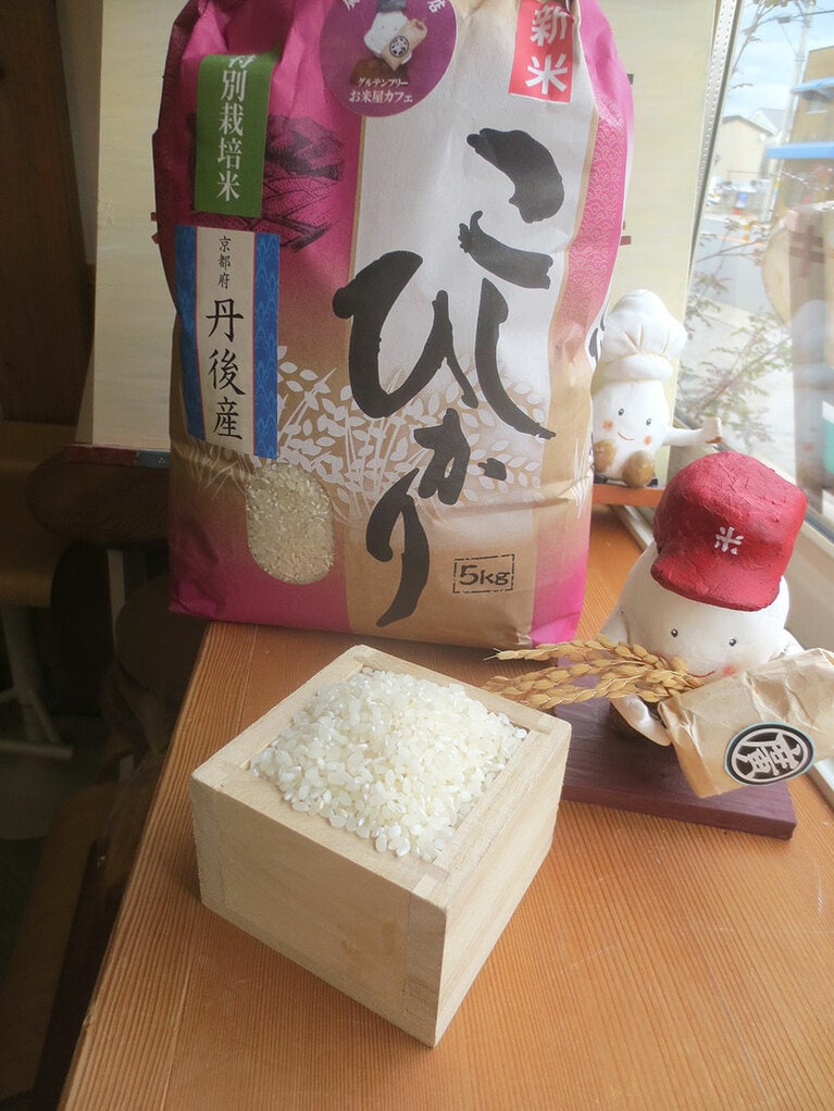 キャラクターの手作り人形が飾られて。