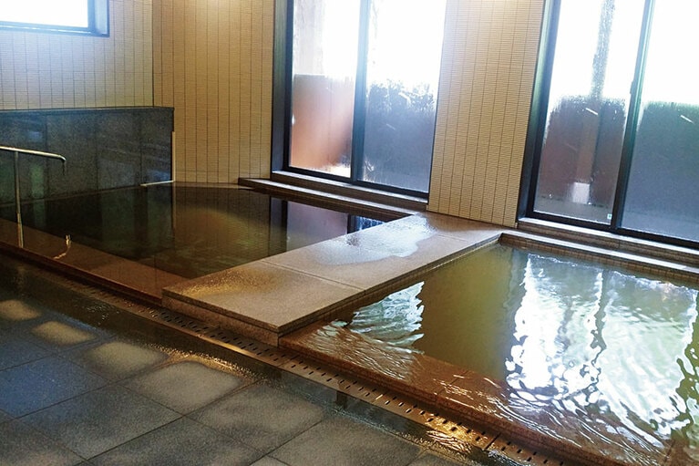 【せせらぎ荘】38.5度のシュワシュワ炭酸温泉と45.9度の玉梨温泉の2種の浴槽が並び交互浴が気軽にできる。ともに源泉かけ流し。