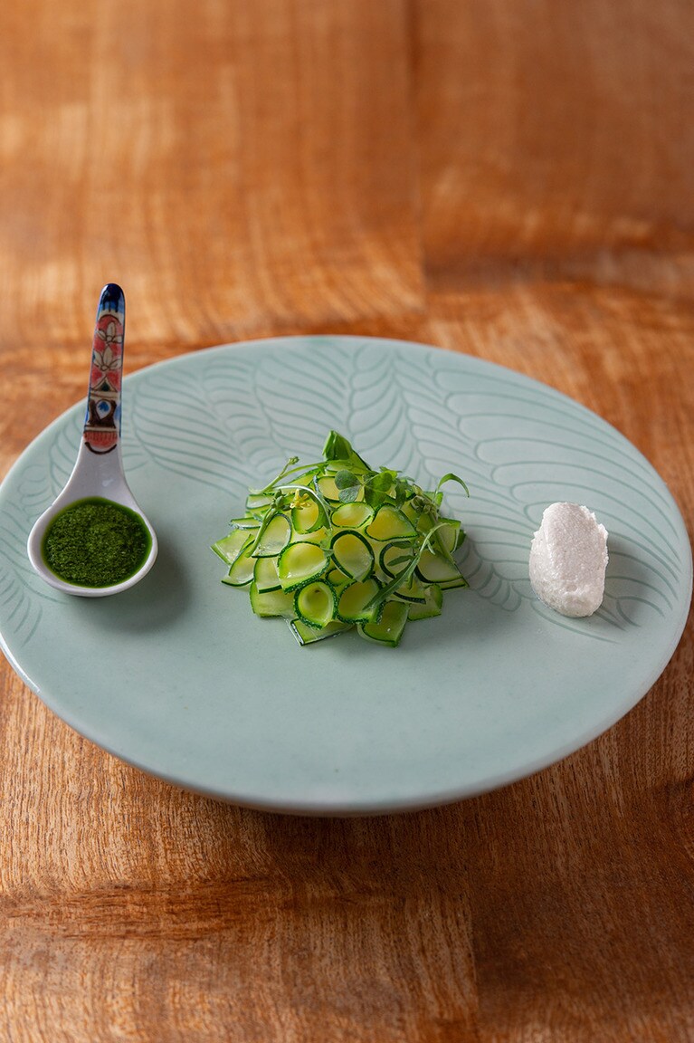 ランチの前菜は、フレッシュな緑の野菜をディップで食べる緑のクロッカンディナーのメインは、チキンブイヨンをベースにしたグレインスープ。野菜とスパイスを使ったスパークリングワインのカクテル付き。。