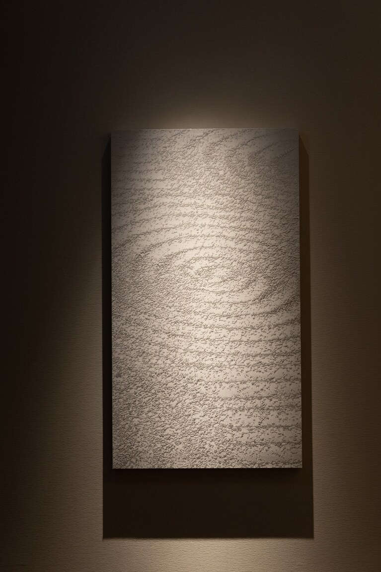 館内を彩る西陣織アートは、老舗織元「渡文」の作品。