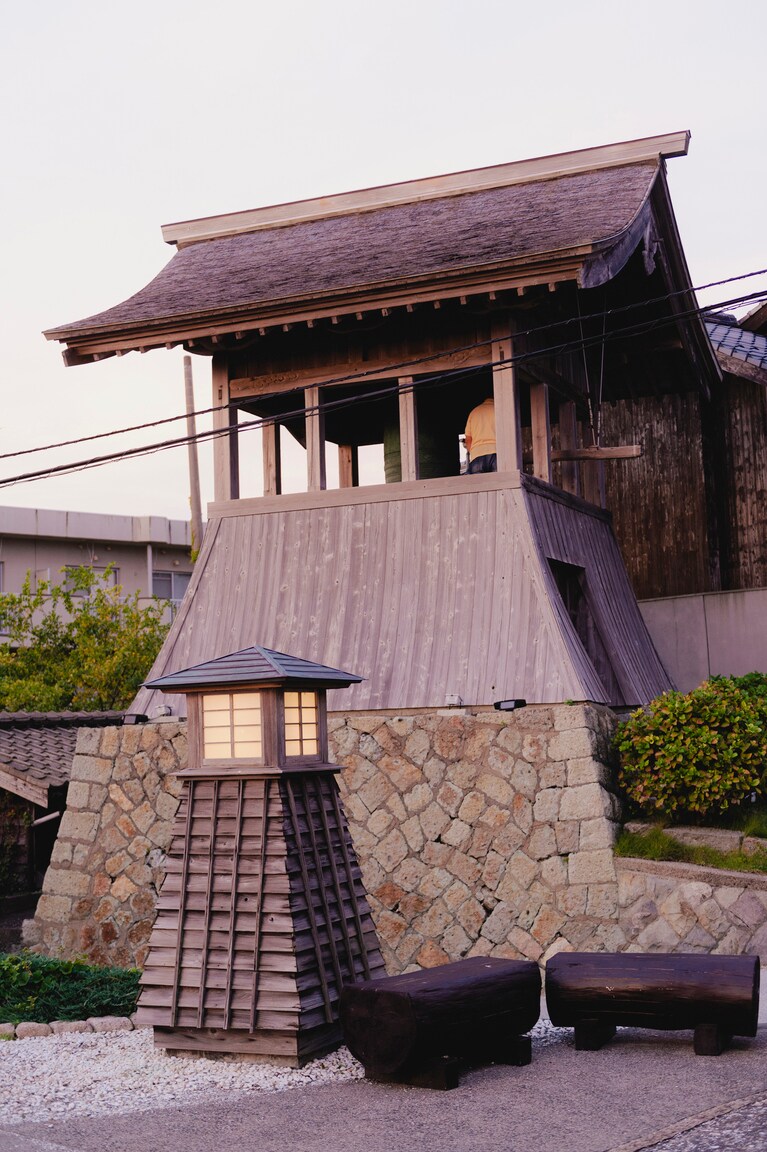 相川金銀山から奉行所を結ぶメインストリートには、18世紀から明治の初頭まで200年渡り、相川に時刻を知らせてきた鐘楼も。