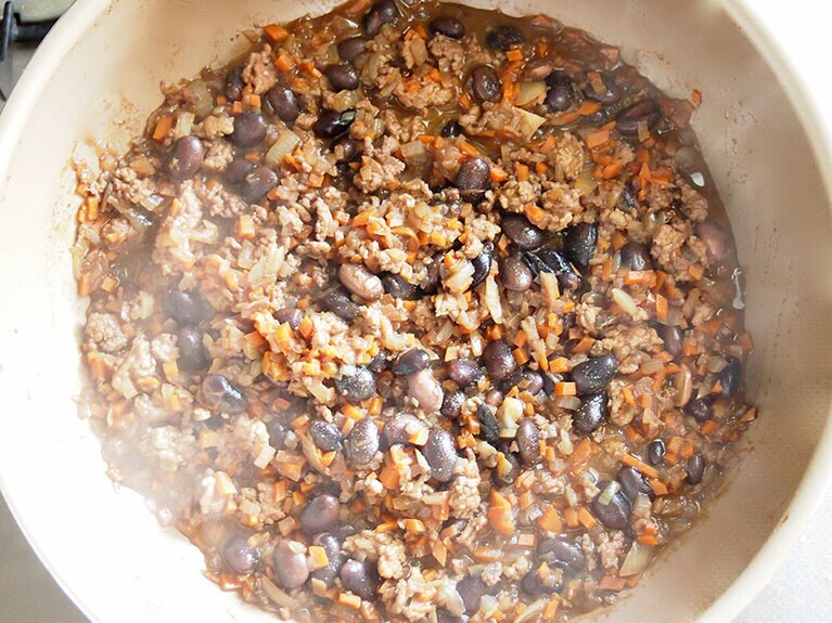 (8) 水分がとぶまで汁気を煮詰めたら、ガラムマサラ、塩で味を整えます。