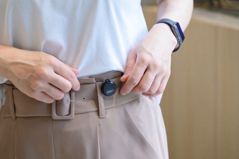 「睡眠環境解析サービス」で使用する測定機器は、装着しているのを忘れてしまうほど小さくて軽量。