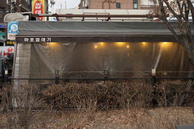 劇中にも登場する外観。公園に面した入りやすい雰囲気。