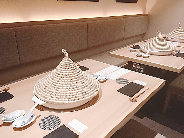 大きな鍋がセットされたテーブル。