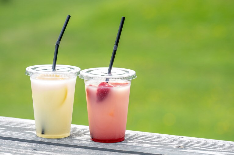 ホエイを使ったドリンク。レモン＆ストロベリー各900円。