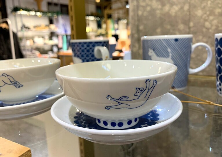 猫模様のお皿 350元。伸びをした猫が可愛い。