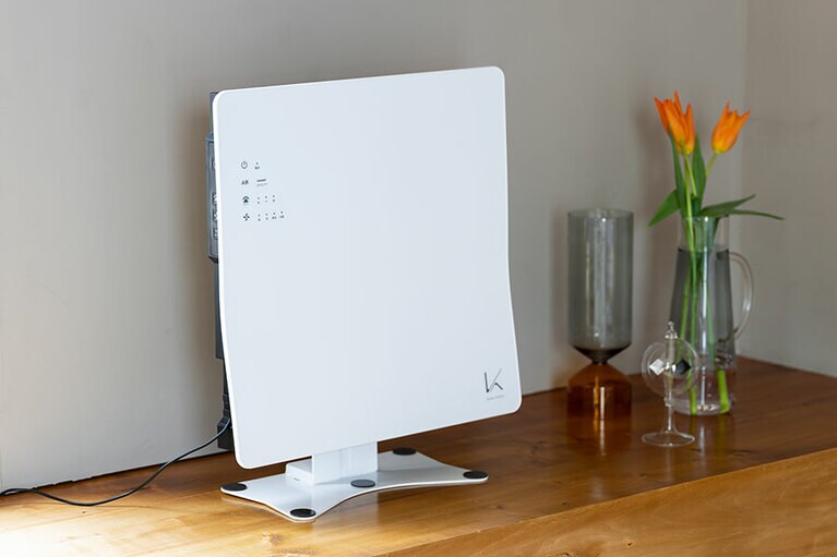 光触媒・除菌脱臭機 KL-W01(W44.1×D8.3×H43.6) 67,650円、スタンド 9,900円＋税／カルテック
