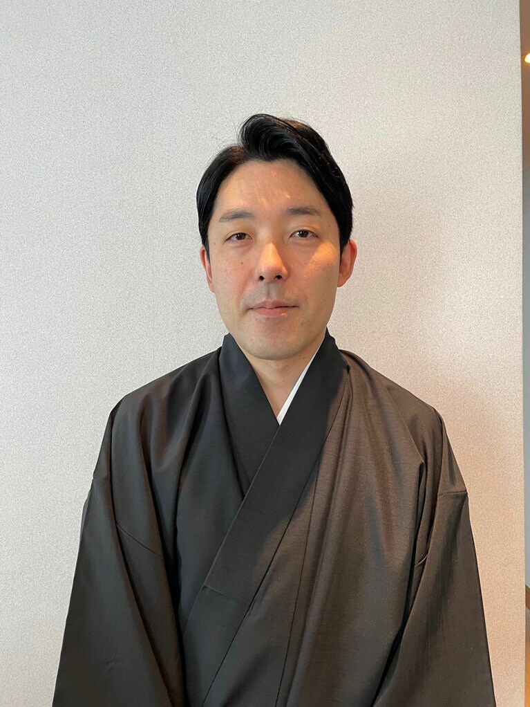 茶道にハマり、シンガポールの自宅で着物を着る中田さん。