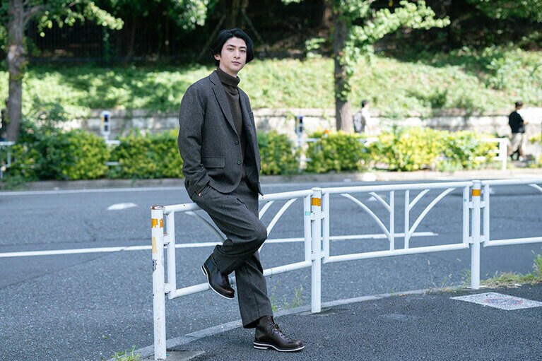 ジャケット 110,000円、タートルネックニット 41,800円、パンツ 60,500円／HERILL（NISHINOYA 03-6434-0983）、ブーツ 106,700円／N.GW（HITMAN 03-3481-5877）