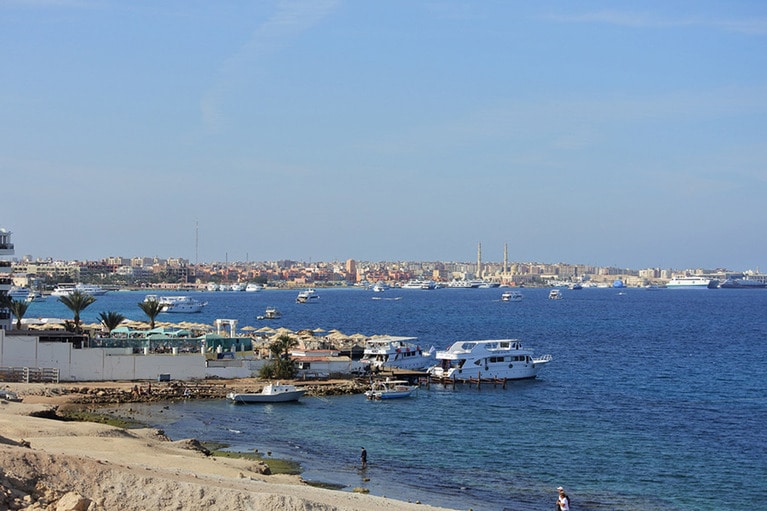 遠くにモスクと「ハルガダ・マリーナ」を望む。