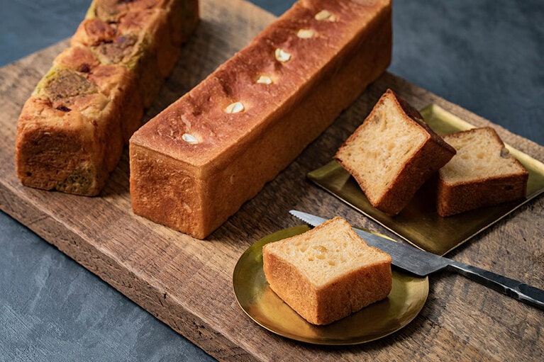 「料理のサブではなく、主役になれるチーズを使ったパン」左：MOOJUU BREAD ～トマトバジルカプレーゼ～ 1,296円(1個)、右：MOOJUU BREAD ～リコッタフロマージュブラン～ 1,080円(1個)／MOOJUU BREAD(モージューブレッド)