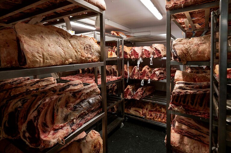 食材は英国産にこだわる。地下には主にスコットランド産アンガス牛を熟成・精肉する冷蔵室がある。