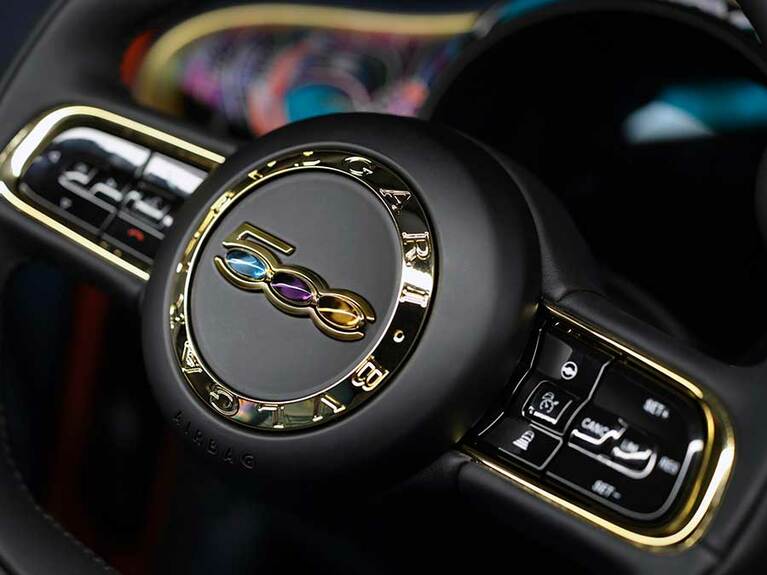 宝石が埋め込まれたなんとも贅沢なステアリングホイール。