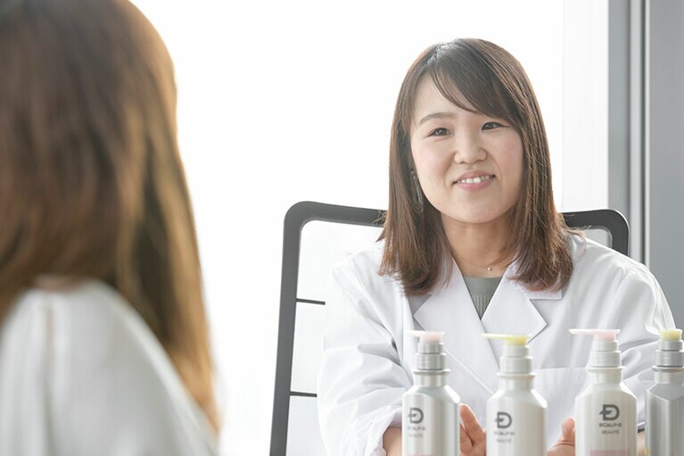 多くの人々の頭髪をチェックしながら、地道に頭皮ケアの研究を続けているアンファーの北川愛子さん。