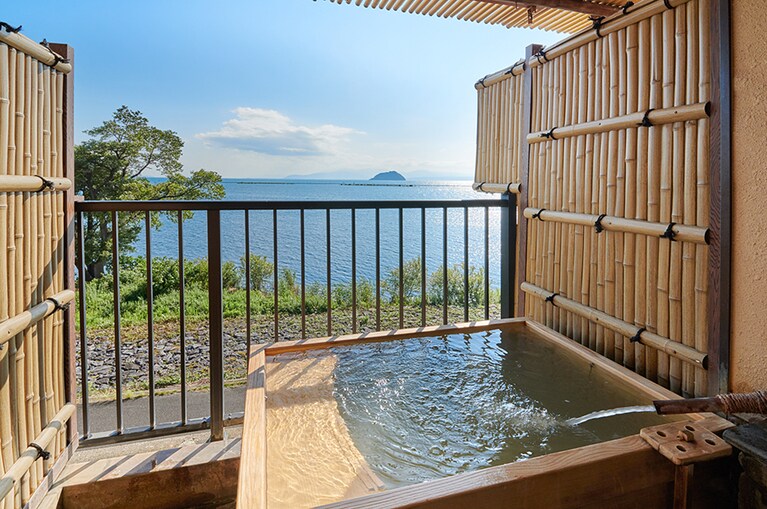 旅館紅鮎［滋賀／尾上温泉］和洋室の客室半露天風呂。