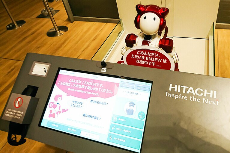 AI案内ロボットはお休み中。お疲れさまです。