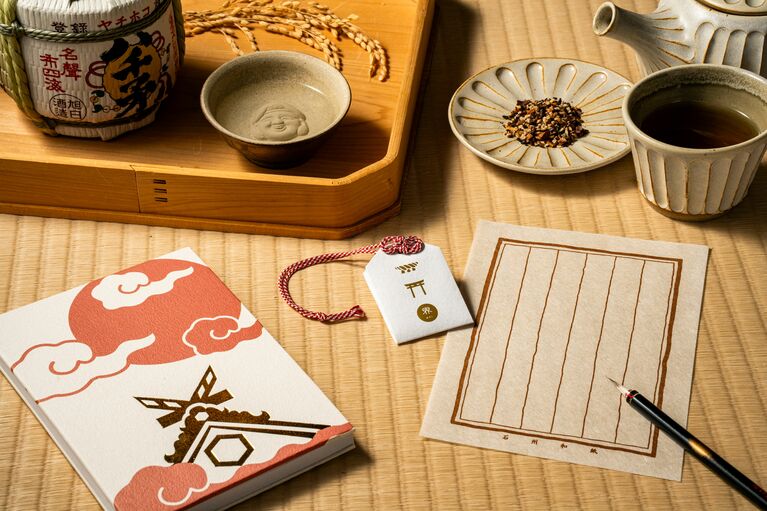 客室に用意される「お詣り支度セット」。御神酒である日本酒「八千矛」、オリジナル御朱印帳、願い事を記す願い和紙、願い和紙を収めるかみまもりで、参拝に備える。