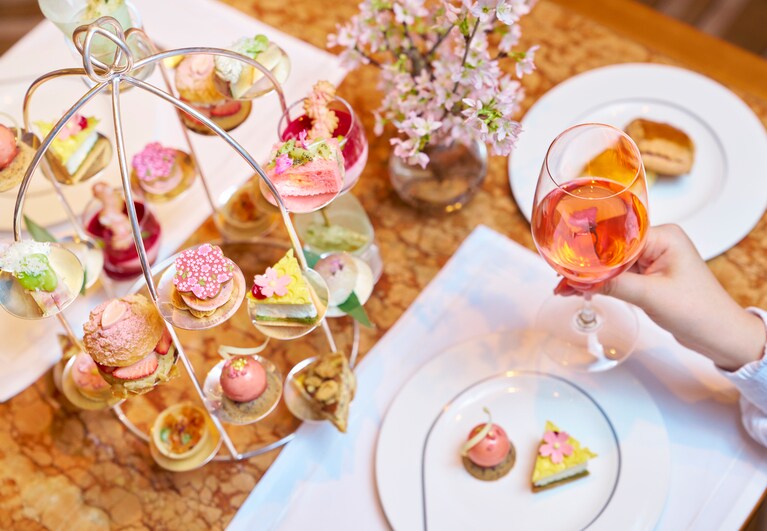 「桜アフタヌーンティー」は、華やかなバードケージ型のスタンドで提供される。スイーツ・セイボリーのほか、期間限定の桜フレーバーを含む2種類のスコーン、自由に茶葉を変えられるオリジナルティーを含むティーセレクションが味わえる。