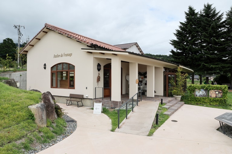 チーズを贅沢に使った料理が楽しめる「森のチーズテラス レストラン」。