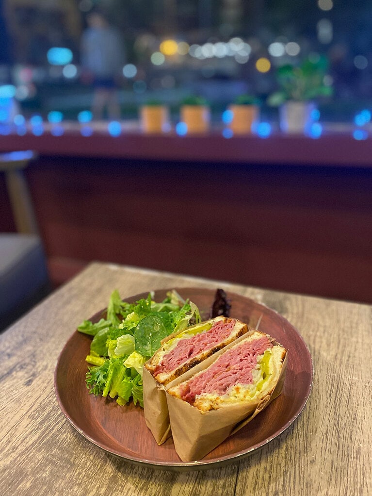 ディジョンマスタードの利いたマヨネーズソースがよく合う。