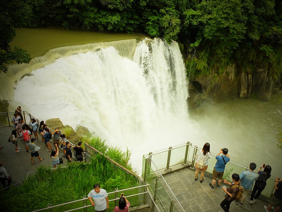 十分瀑布。台湾のナイアガラといわれる。