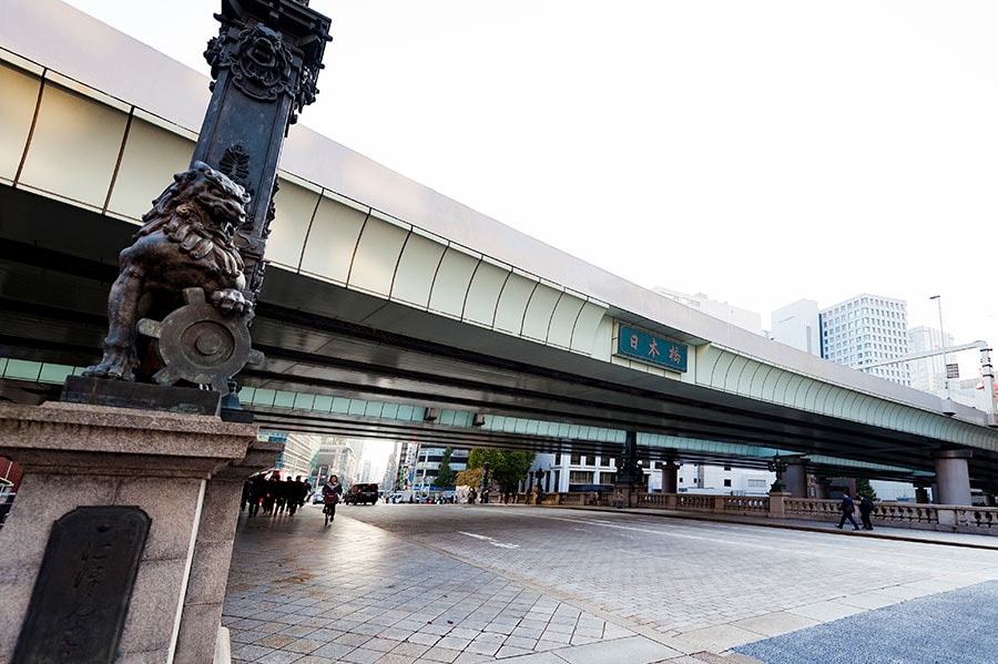 獅子像が護る日本橋を高架が覆う。