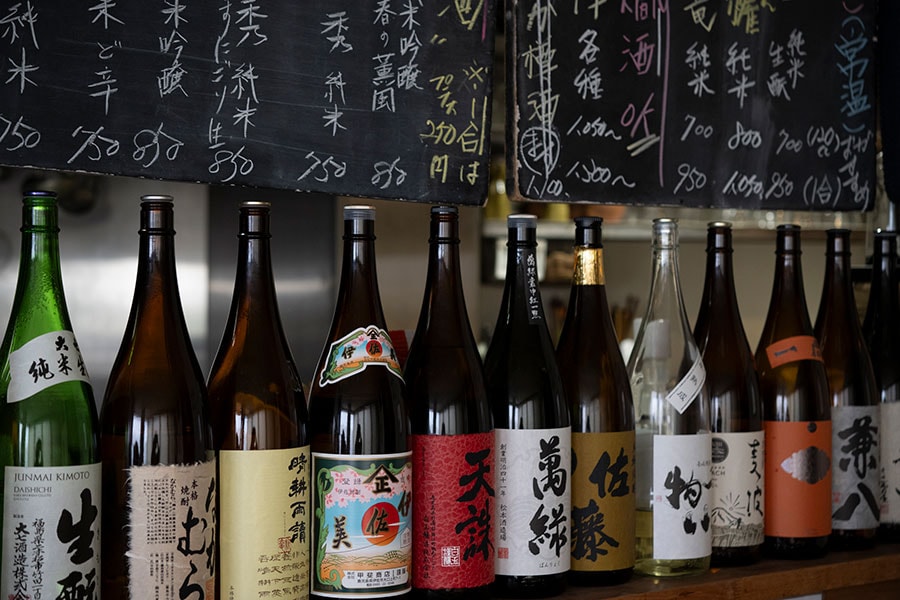 おすすめの日本酒がずらり並ぶカウンター。