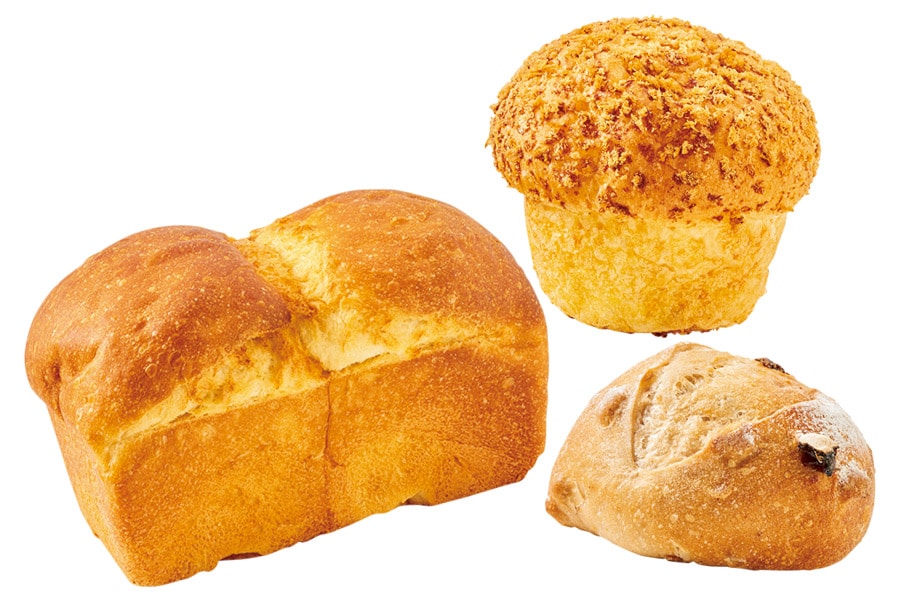 左から時計回りに：あおパン 420円、焼きカレーパン 200円、くるみとレーズンの丸パン 230円。