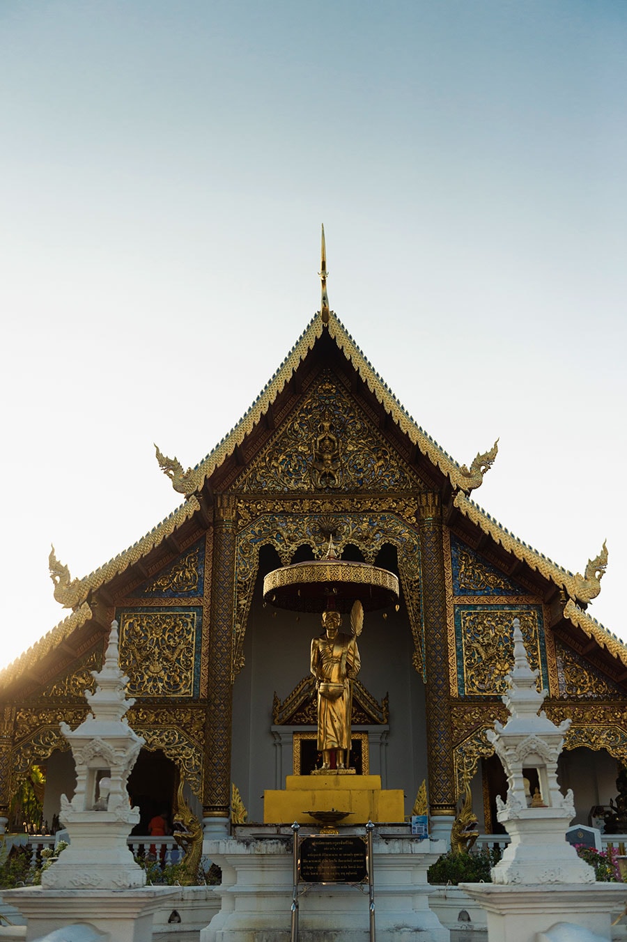 本堂の前には、タイ北部で絶大な尊崇を受ける高僧クルーバー・シーウィチャイの像が立つ。
