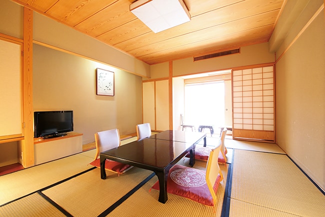【湯田中温泉 よろづや】客室はクラシカルな松籟荘と本館があり、どちらにも地元松本民芸の家具が配されている。