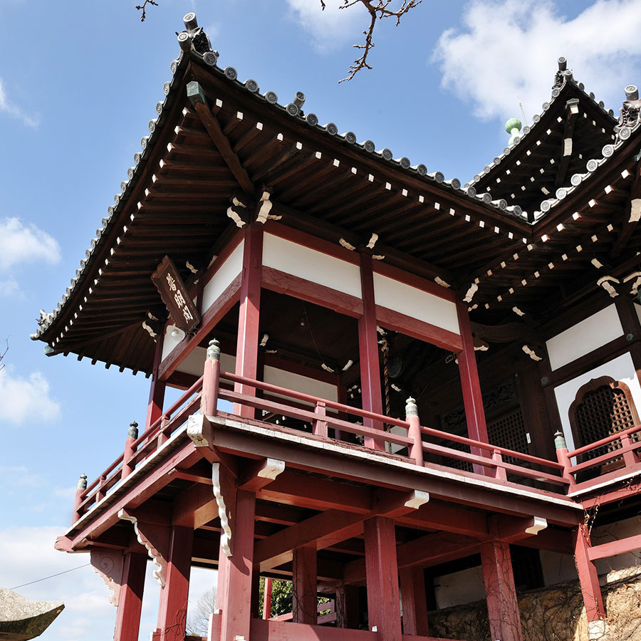 【竹原】1758年に建立された西方寺・普明閣。舞台に登ると、竹原の町を一望できます。