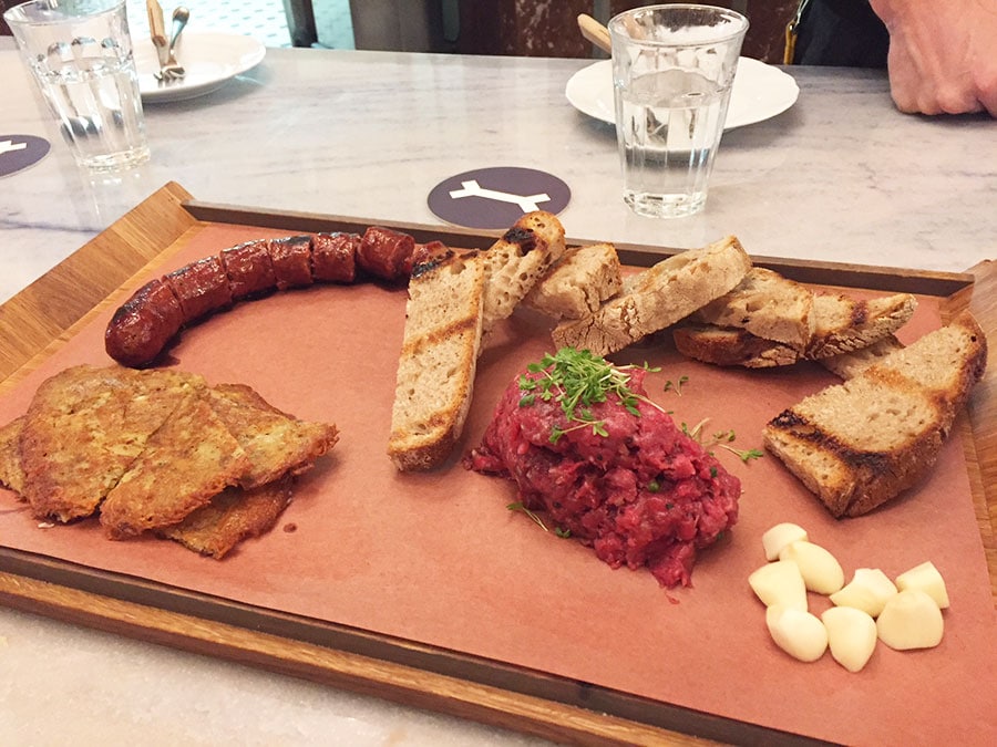 チェコ人は、肉が好き。これに、さらに豚バラ肉のローストも出て来る。