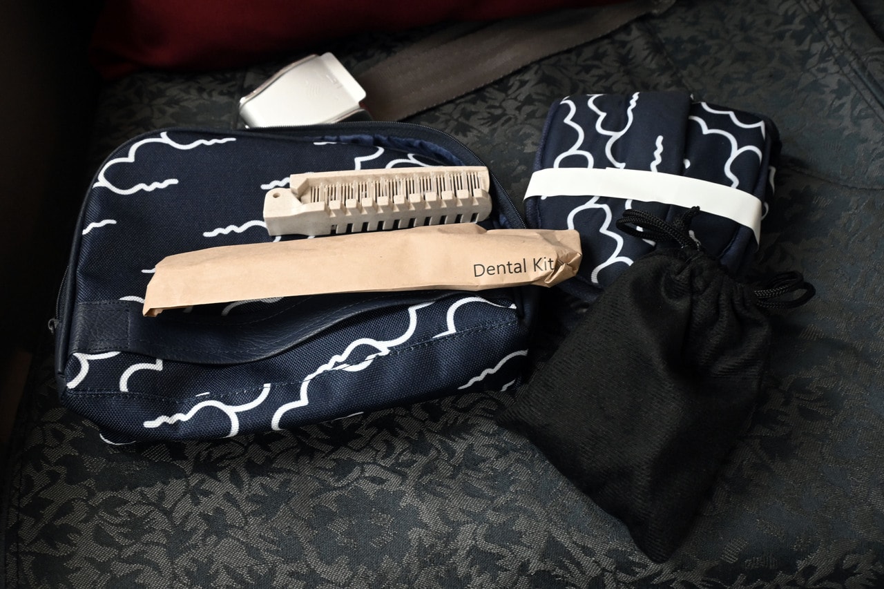 アメニティには歯ブラシやスリッパ、アイマスクなどが。