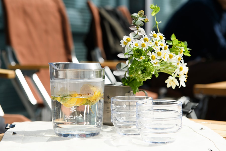 茶葉と湯を入れて蓋を閉め、約2分待つ。黄色い花茶の花びらが次第に開いていく様が美しく、待ち時間を優雅なひとときに変えてくれる。