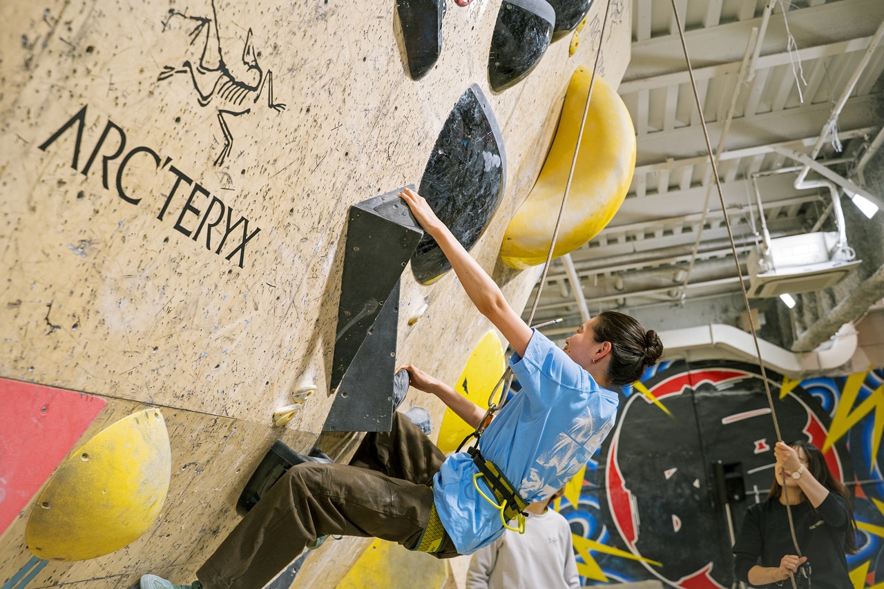 ボルダリングはロープなどを使わず登るクライミングの一ジャンル。クライミングは登るという行為そのもの。ロープなども活用して急斜面に挑戦！