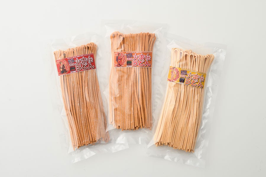 こんぴらや「讃岐火雷電うどん 讃岐REDHOT」各648円(240g)。左から：テラ辛、ギガ辛、メガ辛／香川県