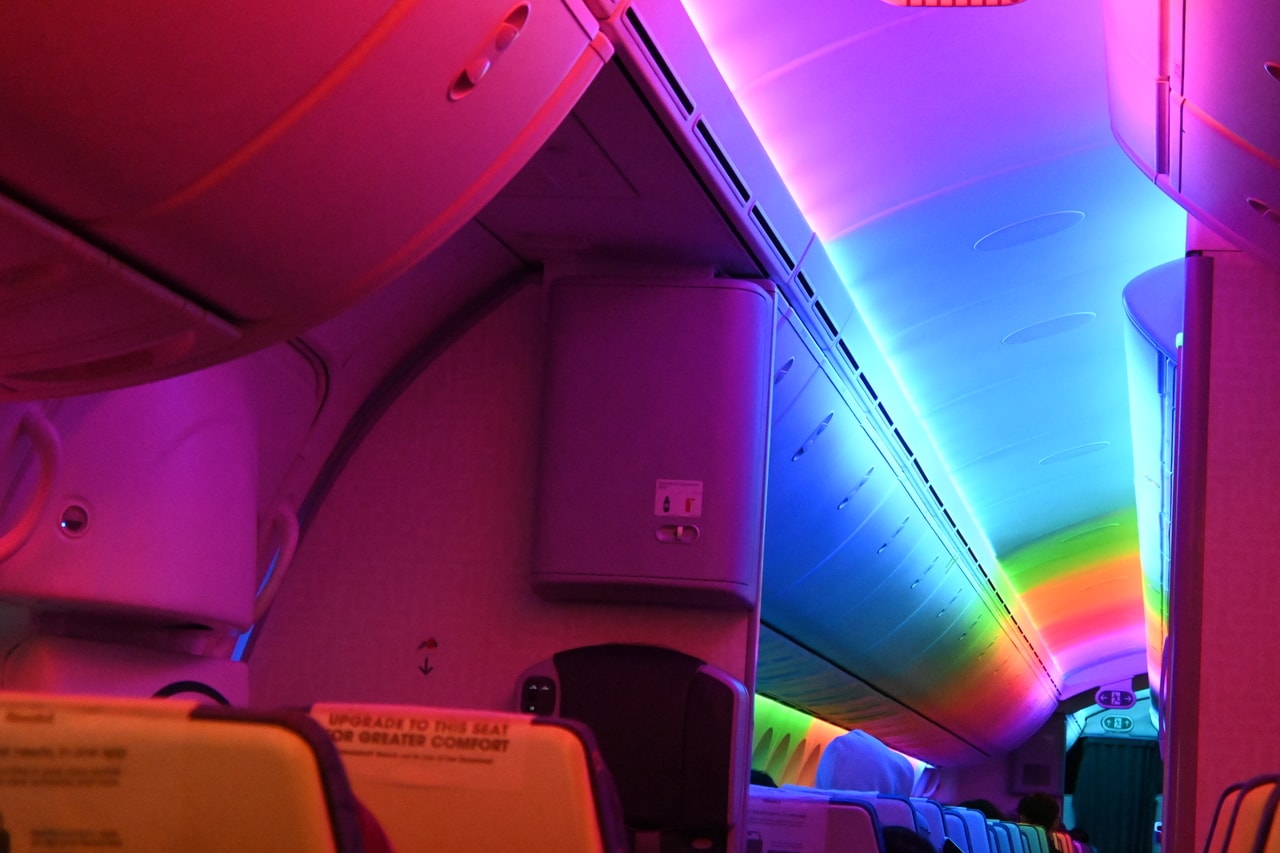 着陸前はライトがレインボーになる演出も。