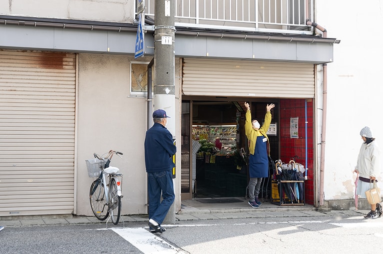看板もなく、パッと見でスーパーとは思えない店構えの「ショッピングプラザキング」。