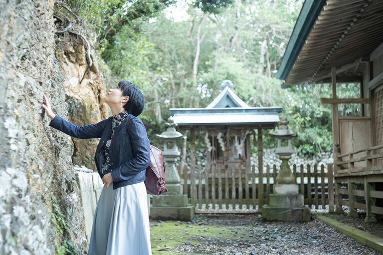 作家・阿部智里と行く、灯台巡りの旅「潮岬灯台篇」