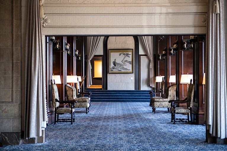 一気に独特の世界観に引き込まれる。