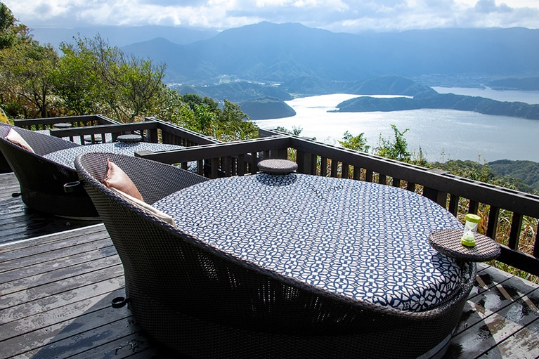 ソファでのんびりくつろぎながら、絶景を満喫。