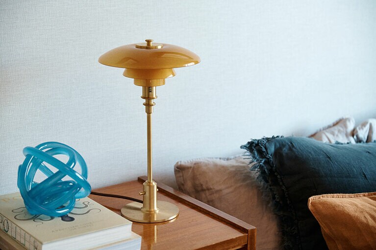 PH 2/1 テーブルは限定品で現在取り扱いはないけれど、真鍮のスタンドに乳白色のシェードのものはあり。104,500円／ルイスポールセンジャパン