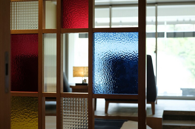 客室に華やぎをもたらすステンドグラスのパーテーション。