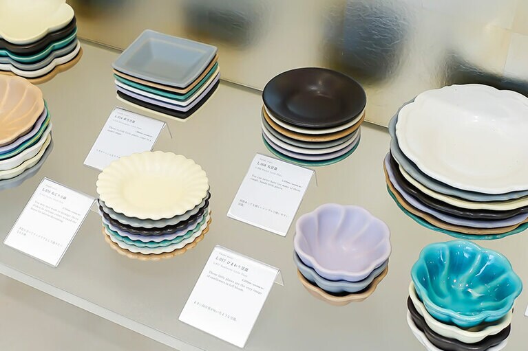 Awabi wareの器 1,320円(税込)〜。