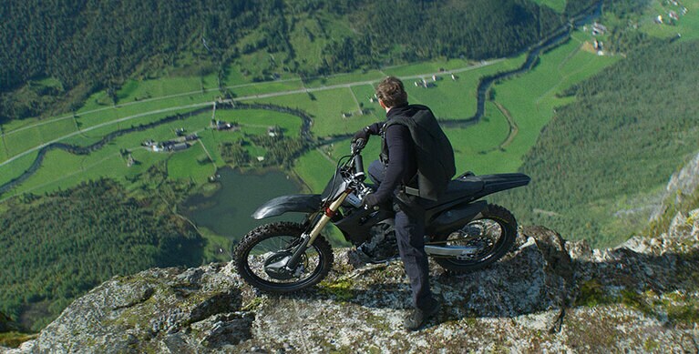 バイクで走りながら崖で寸止め。後頭部までかっこいいトム。『ミッション：インポッシブル／デッドレコニング PART ONE』より。©2023 PARAMOUNT PICTURES.